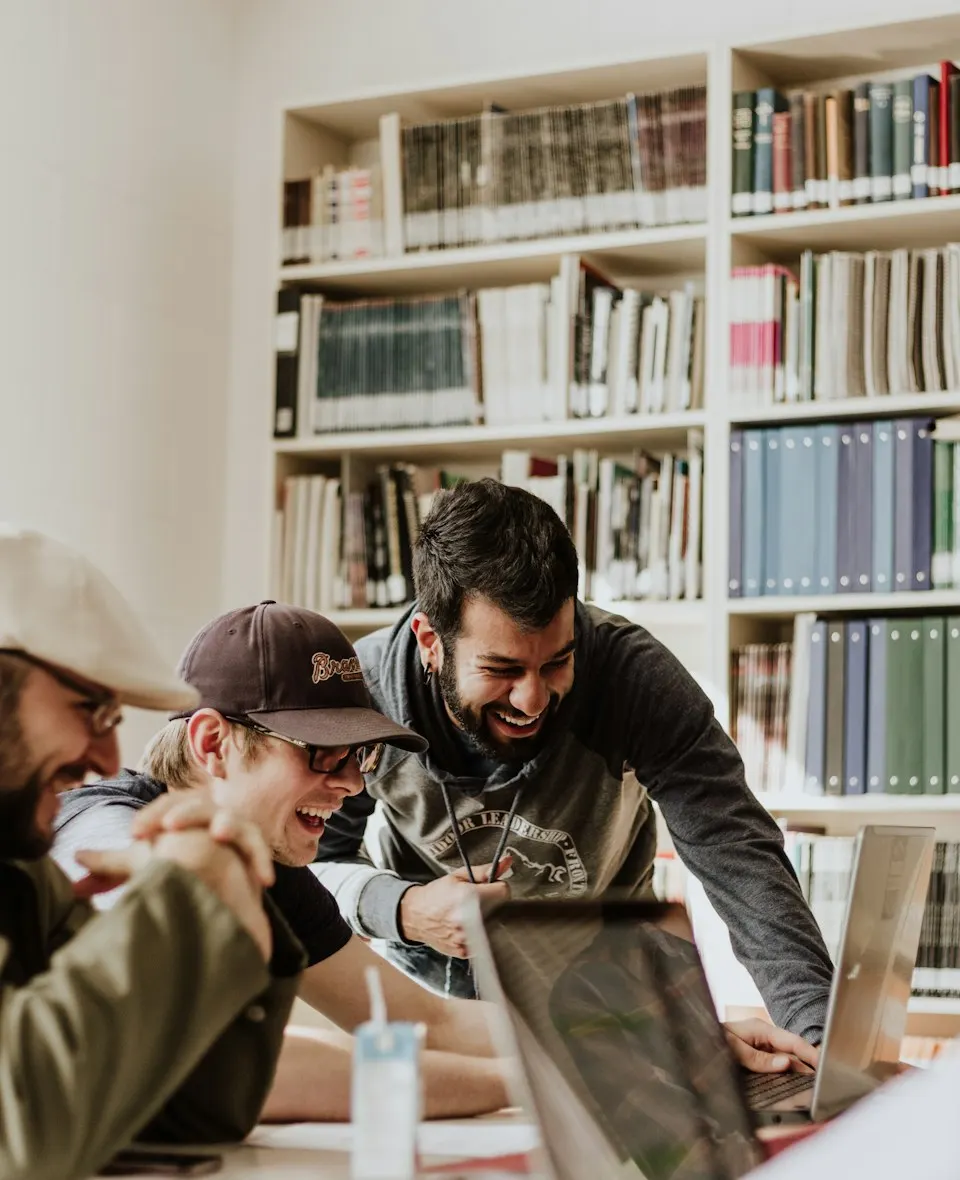 Yurtdışında eğitim ve üniversite ortamında öğrenciler — Campus Global danışmanlık vitrin görseli